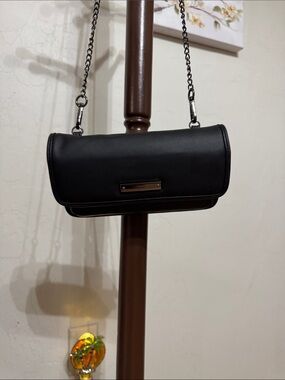 No Boundaries flip Classic Black Chain Strap Crossbody Bag - Women